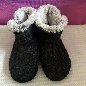 Indoor/outdoor fuzzy slip on booties!